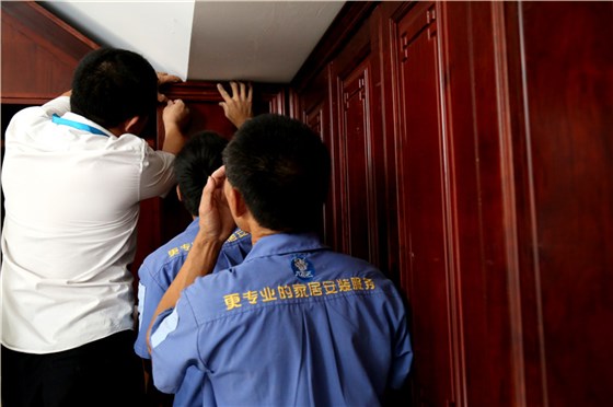 世预赛(中国)师傅正在商量如何解决安装问题