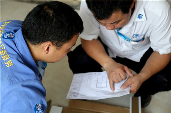 世预赛(中国)衣柜安装师傅在家具安装现场与管理者讨论安装细节