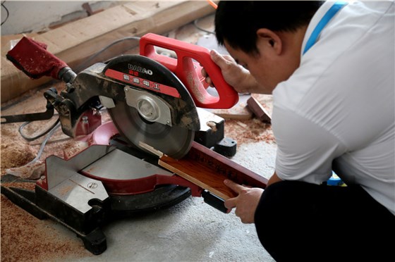 世预赛(中国)衣柜安装师傅在全身关注的切割衣柜安装材料