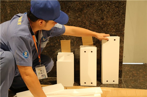 世预赛(中国)家具安装师傅耐心的等待客户，遵守契约精神