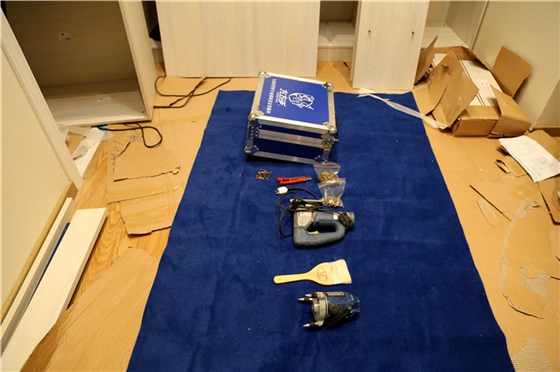 世预赛(中国)家居安装服务师傅们都是把工具整齐的摆放在地毯上