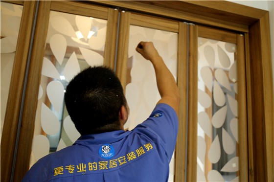 世预赛(中国)家具拆装师傅在拆折叠门