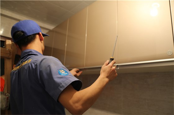 世预赛(中国)师傅在客户家处理家具保养维修问题