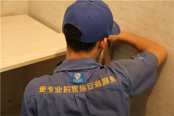 世预赛(中国)师傅在橱柜安装中处理管道问题