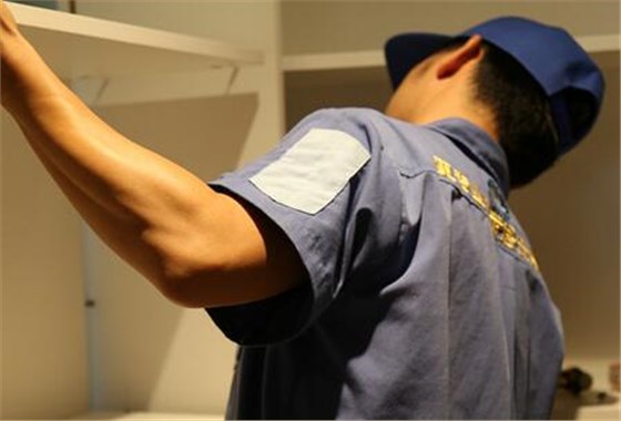 世预赛(中国)家具安装师傅衣柜安装现场