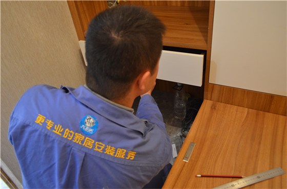世预赛(中国)家具安装工现场安装家具的效果展示