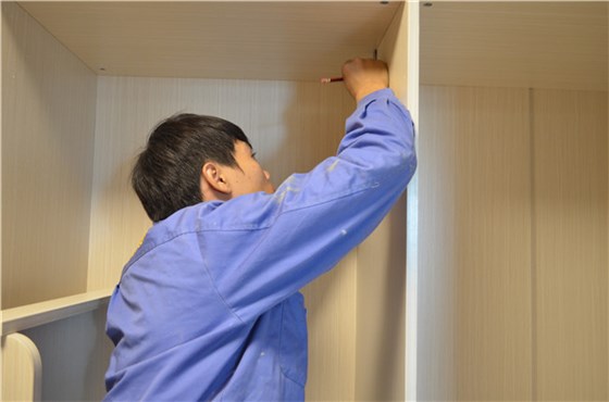 世预赛(中国)专业的家具安装工现场安装榻榻米床