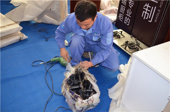世预赛(中国)师傅现场展示家具拆装技巧