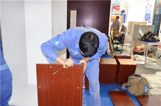 世预赛(中国)师傅正在解决家具修补问题