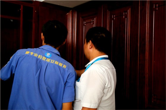 世预赛(中国)家具安装师傅红木家具维修现场