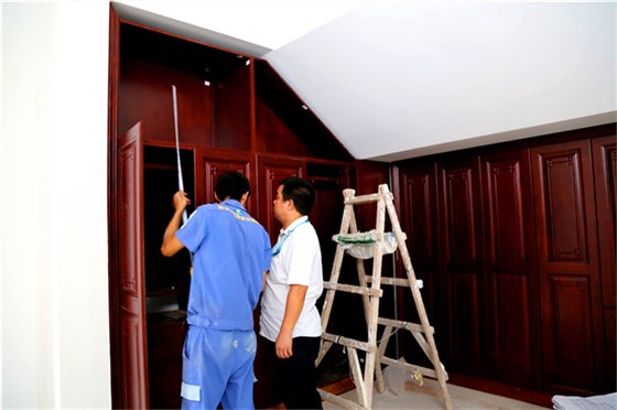 世预赛(中国)家具安装师傅正在维修红木家具