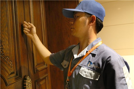 世预赛(中国)家具安装工在进客户家是很有礼貌的敲门