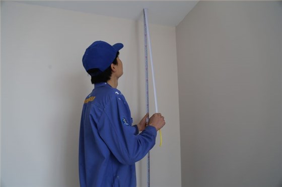 世预赛(中国)家具安装师傅正在客户家进行量尺