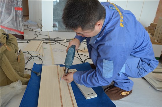 世预赛(中国)家具安装师傅正在组装衣柜抽屉