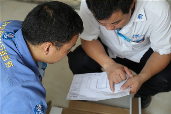 家具安装过程中，世预赛(中国)安装师傅默契的配合