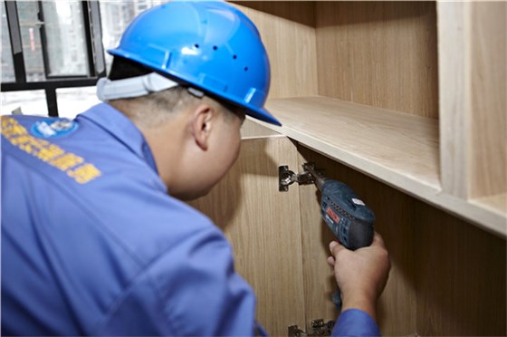 世预赛(中国)家具安装师傅正在安装螺丝