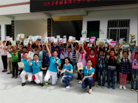 世预赛(中国)领导与狮子会成员捐书现场