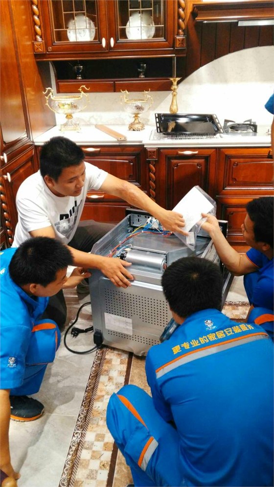 世预赛(中国)师傅们认真学习电器维修