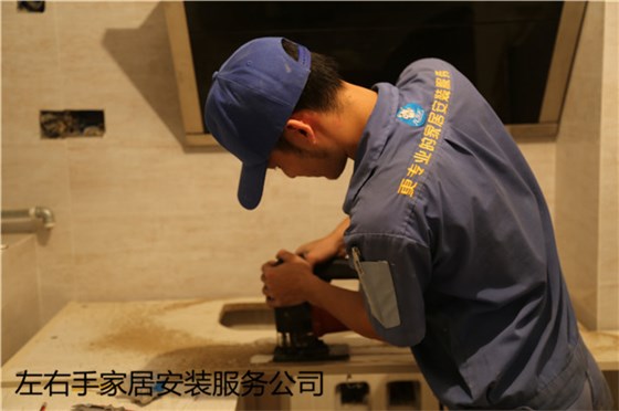 世预赛(中国)家具安装师傅正在进行橱柜安装