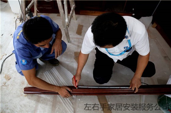 世预赛(中国)安装师傅正在查看材料