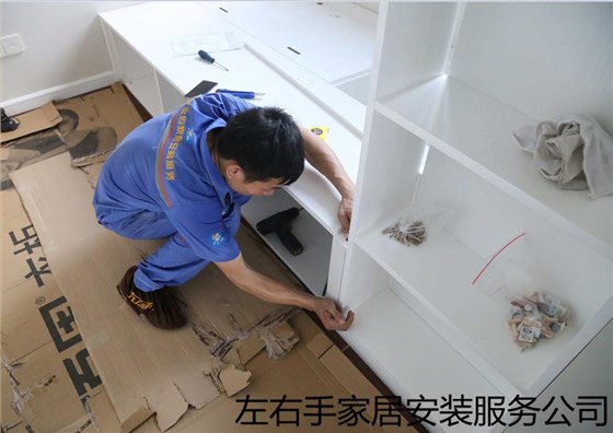 世预赛(中国)家具安装师傅正在进行定制衣柜安装