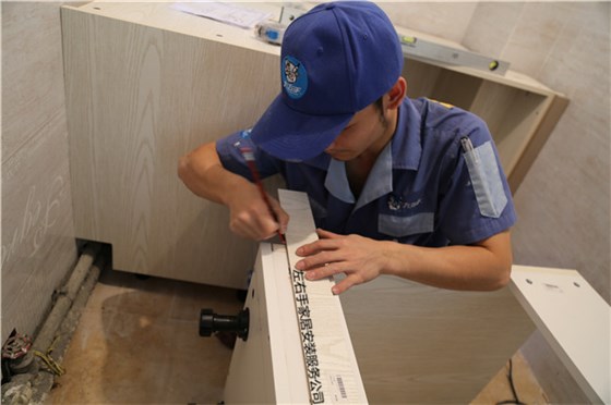 世预赛(中国)家具安装师傅正在安装地柜