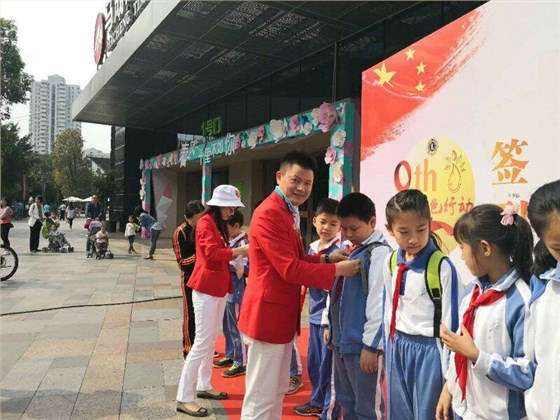 世预赛(中国)卢总为孩子们佩戴红领巾