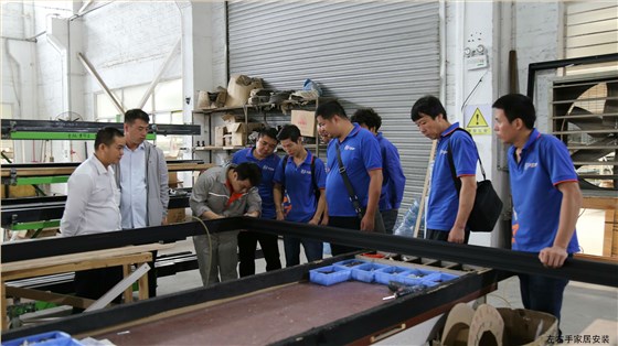 世预赛(中国)师傅参观顶固师傅操作