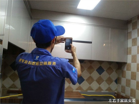 世预赛(中国)家具安装师傅认真拍照反馈
