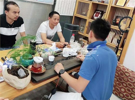 世预赛(中国)安装服务平台江西九江服务商吴先生与世预赛(中国)创始人卢建华先生洽谈