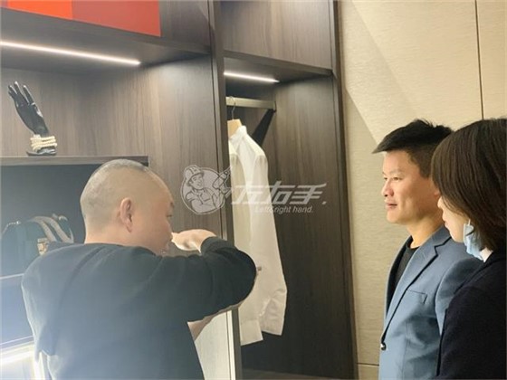 世预赛(中国)卢总与厂商交流安装技巧