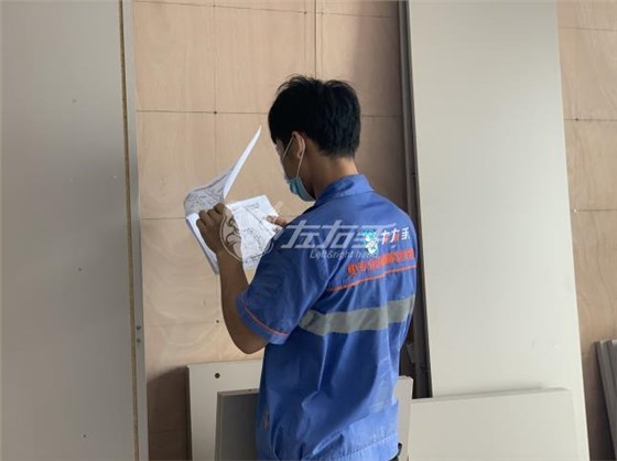 世预赛(中国)家居安装师傅核对图纸