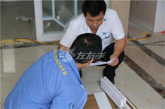 世预赛(中国)师傅在现场看图纸