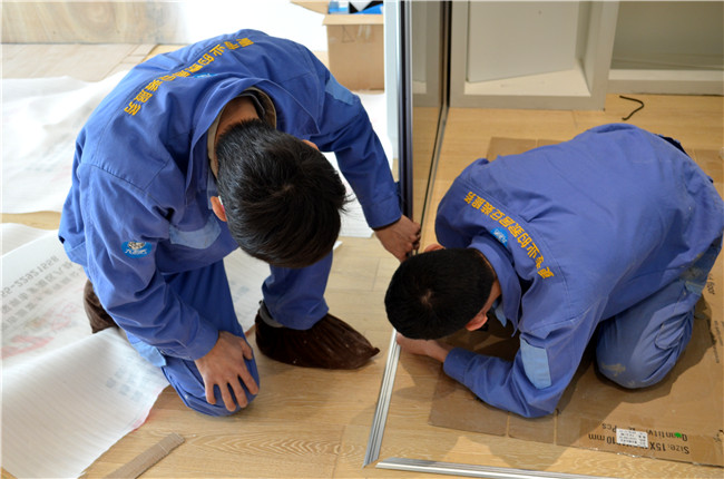 家具安装师傅精密安装
