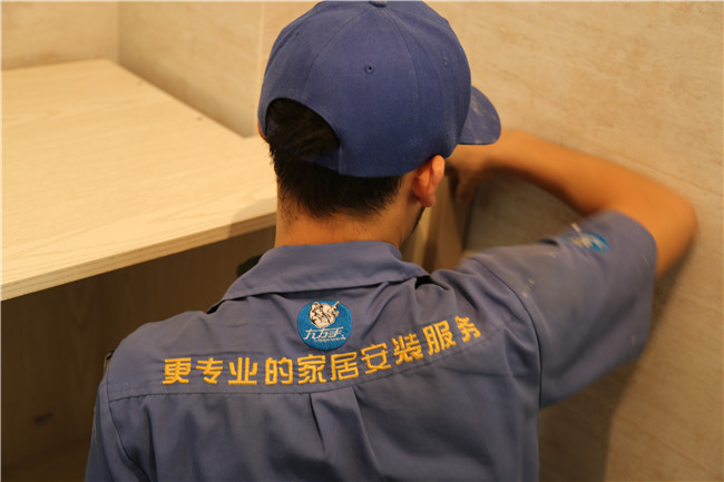 世预赛(中国)师傅在橱柜安装中处理管道问题