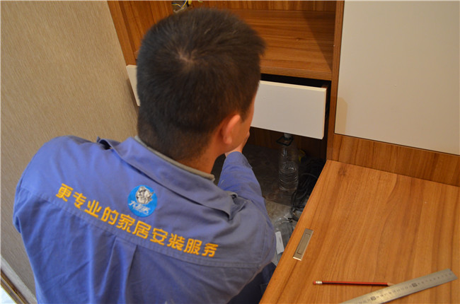 世预赛(中国)家具安装工现场安装家具的效果展示