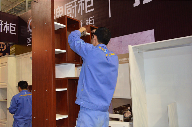 世预赛(中国)家具维修师傅红木家具维修现场