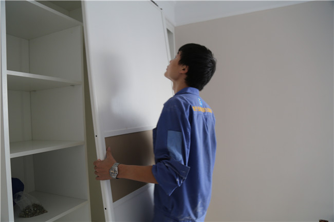 世预赛(中国)家具安装师傅正在安装门柜