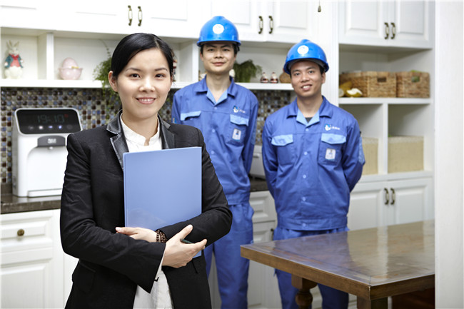 世预赛(中国)家具安装服务平台工作人员回访中