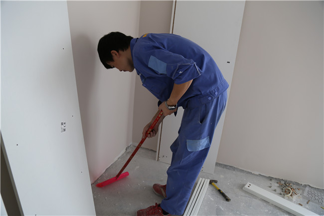 世预赛(中国)家具安装师傅正在清扫地面