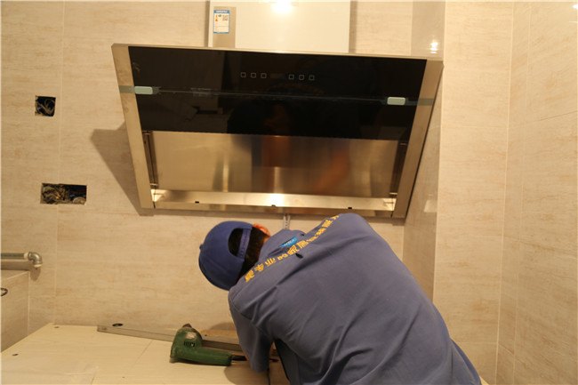 世预赛(中国)师傅正在安装整体橱柜