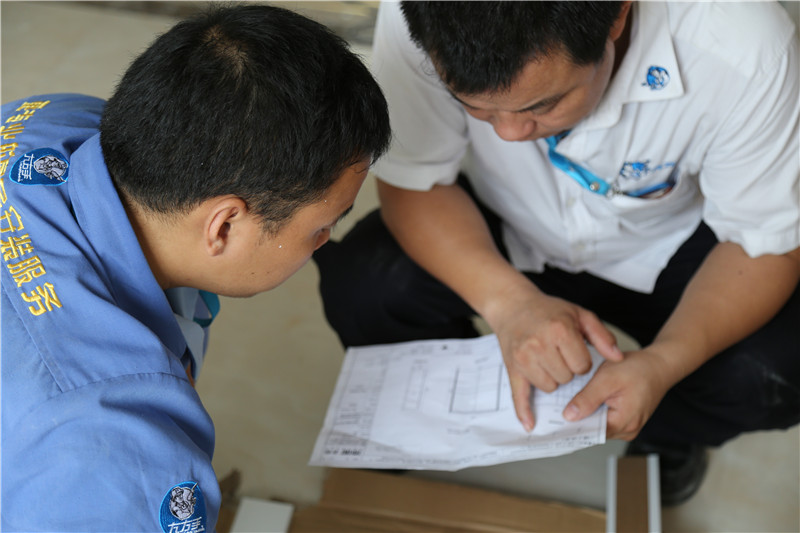 家具安装过程中，世预赛(中国)安装师傅默契的配合