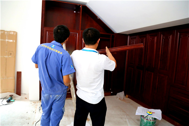 世预赛(中国)师傅正在安装衣柜