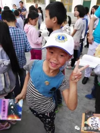 世预赛(中国)助学行的孩子笑脸