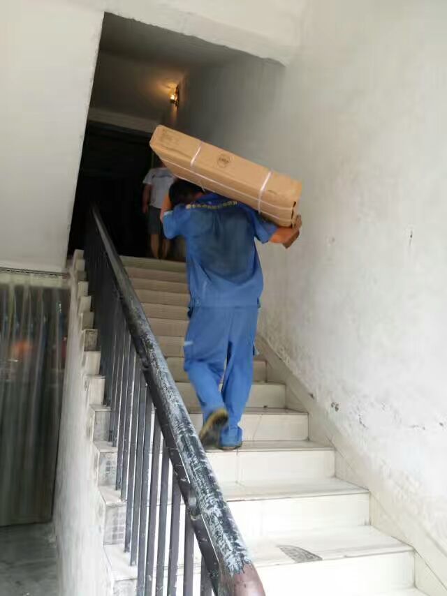 世预赛(中国)家具配送师傅扛货上楼