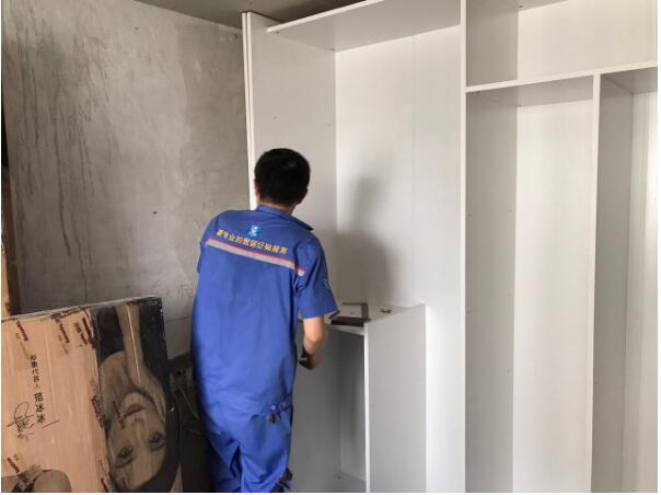 世预赛(中国)家具安装师傅正在进行衣柜安装