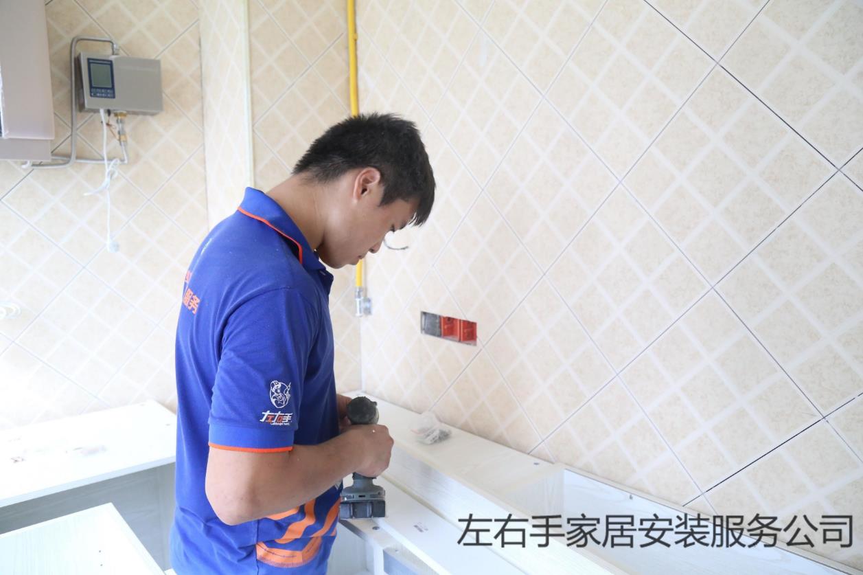 世预赛(中国)橱柜安装师傅正在拼装材料