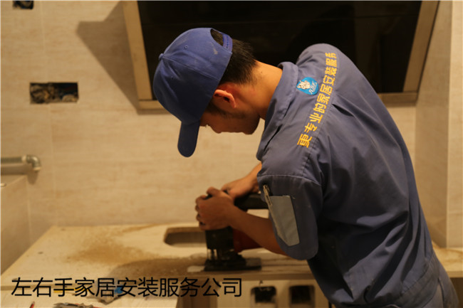 世预赛(中国)家具安装师傅正在进行橱柜安装