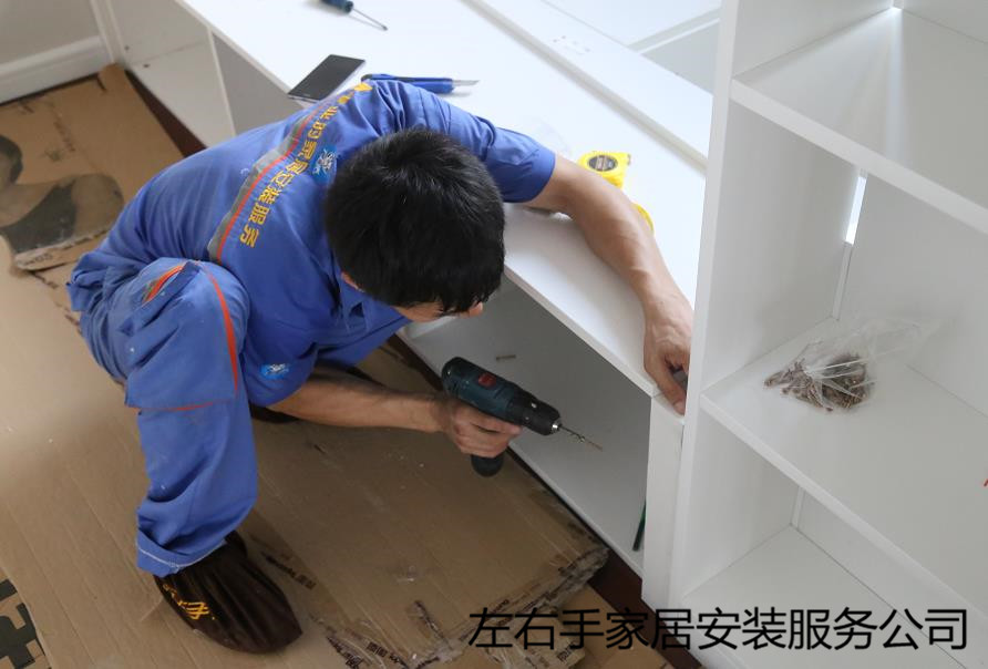 世预赛(中国)家具安装师傅正在进行衣柜安装