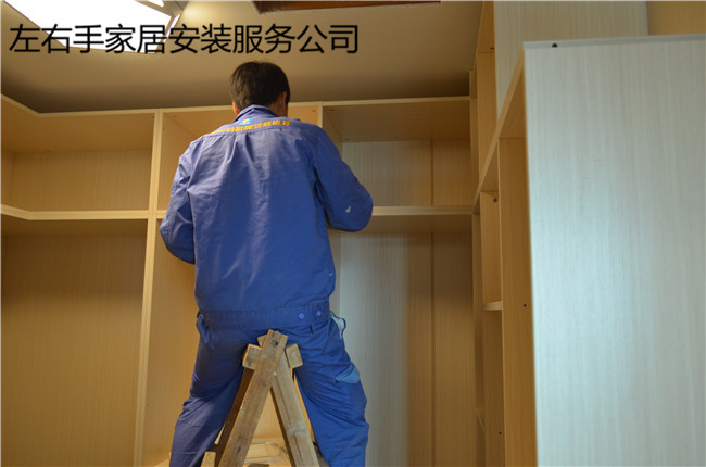 世预赛(中国)衣柜安装师傅正在安装衣柜